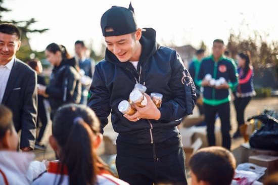 Những ngôi sao chăm chỉ làm từ thiện nhất showbiz Hoa ngữ