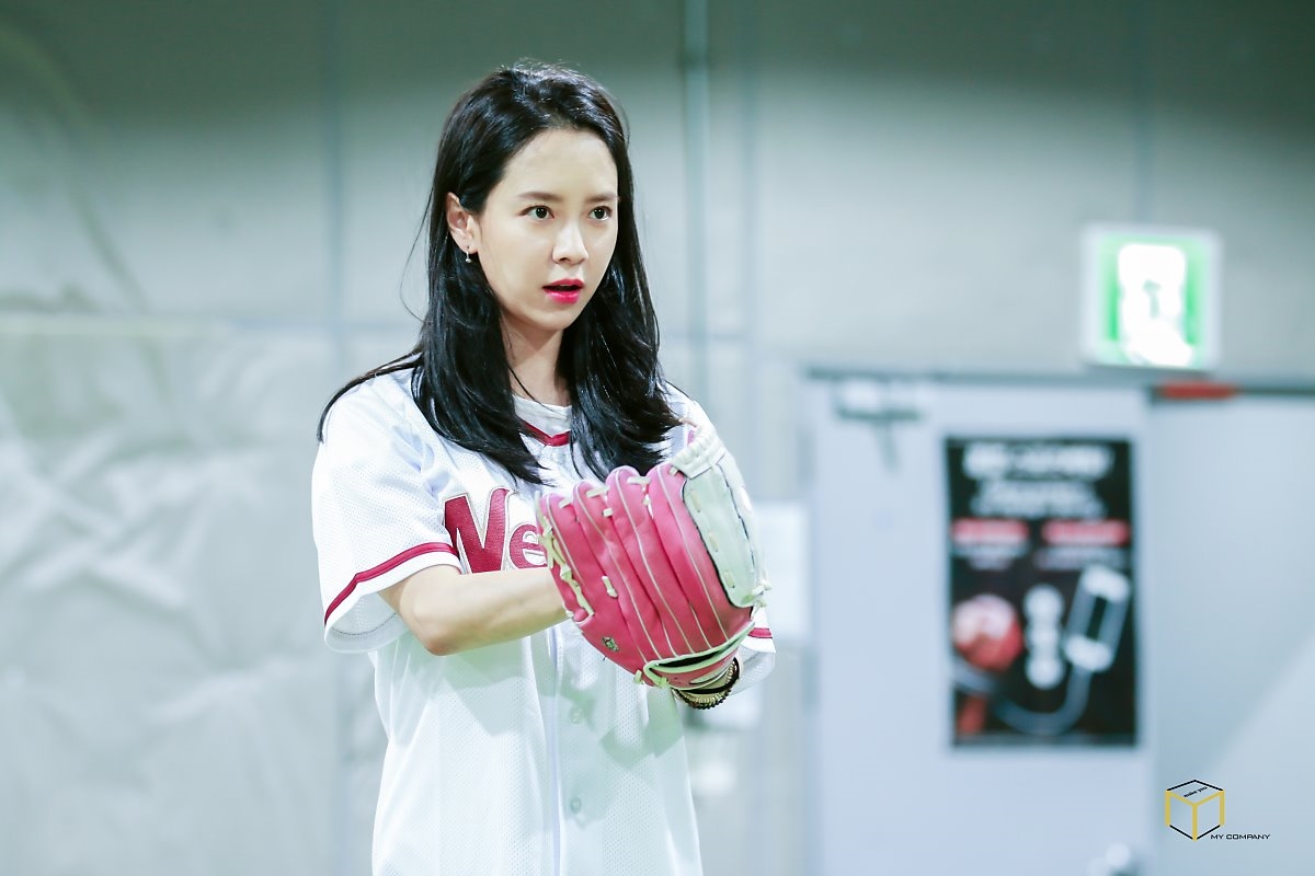 Song Ji Hyo tung ảnh bóng chày khiến fan “chao đảo”