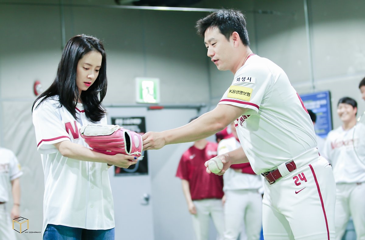Song Ji Hyo tung ảnh bóng chày khiến fan “chao đảo”
