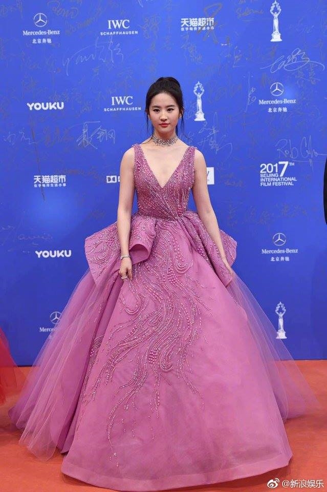 Top 10 những nghệ sĩ mặc đẹp nhất năm 2017 của làng giải trí Hoa ngữ