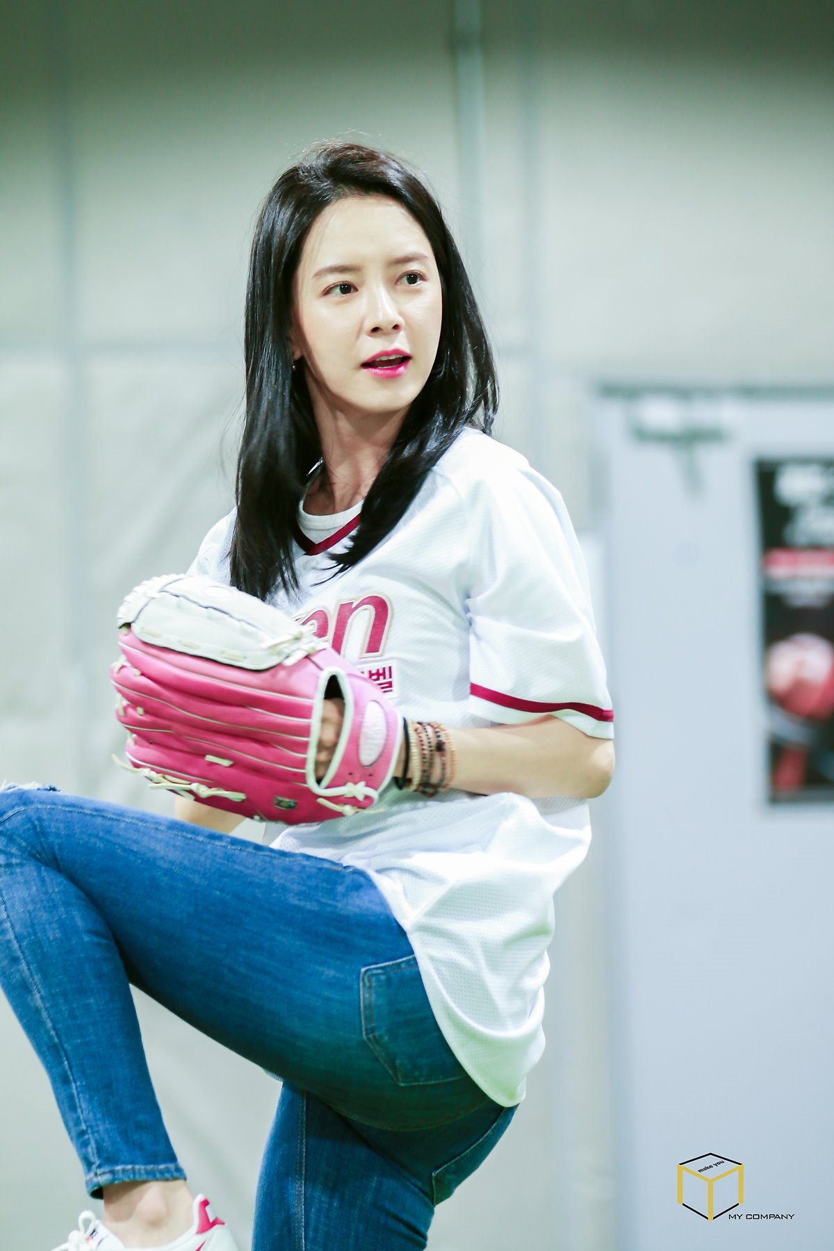 Song Ji Hyo tung ảnh bóng chày khiến fan “chao đảo”