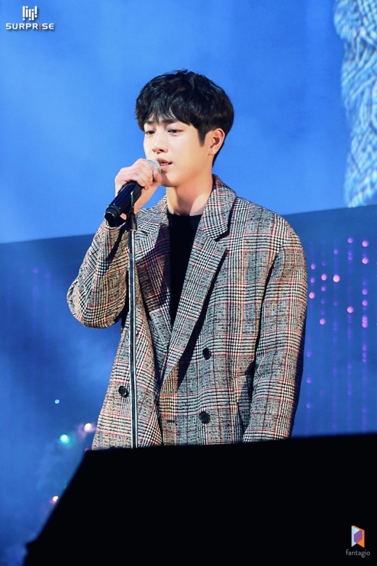 Park Hae Jin và Seo Kang Joon cùng tung ảnh mới khiến fan mê mệt