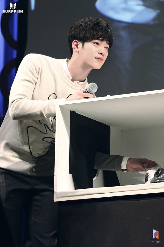 Park Hae Jin và Seo Kang Joon cùng tung ảnh mới khiến fan mê mệt
