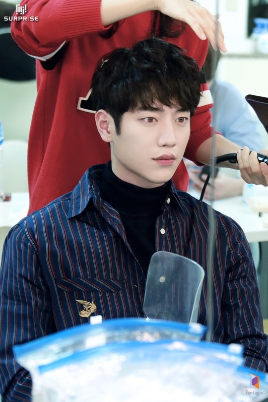 Park Hae Jin và Seo Kang Joon cùng tung ảnh mới khiến fan mê mệt