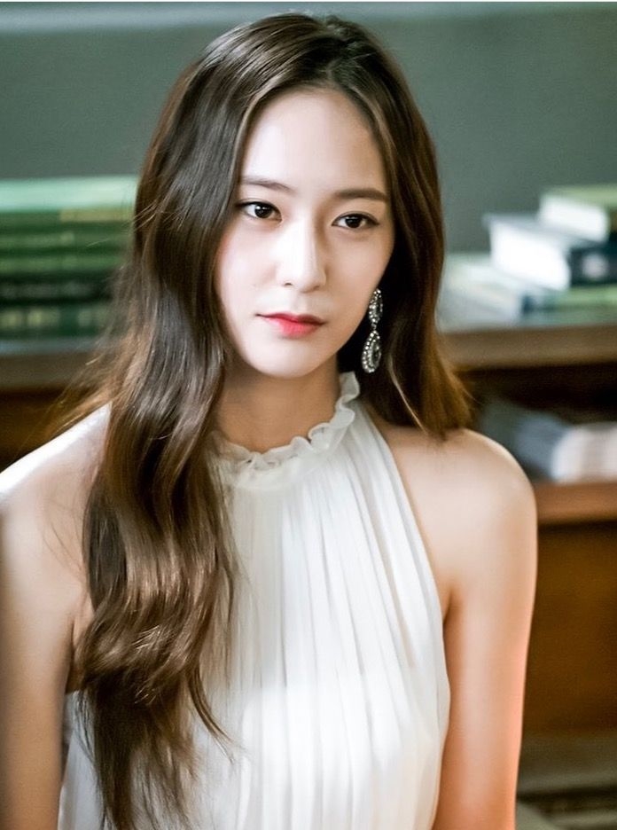 Krystal khiến fan 'tan chảy' vì hành động ngọt ngào ở sân bay