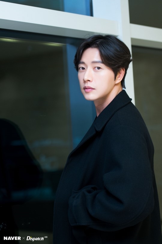 Park Hae Jin và Seo Kang Joon cùng tung ảnh mới khiến fan mê mệt