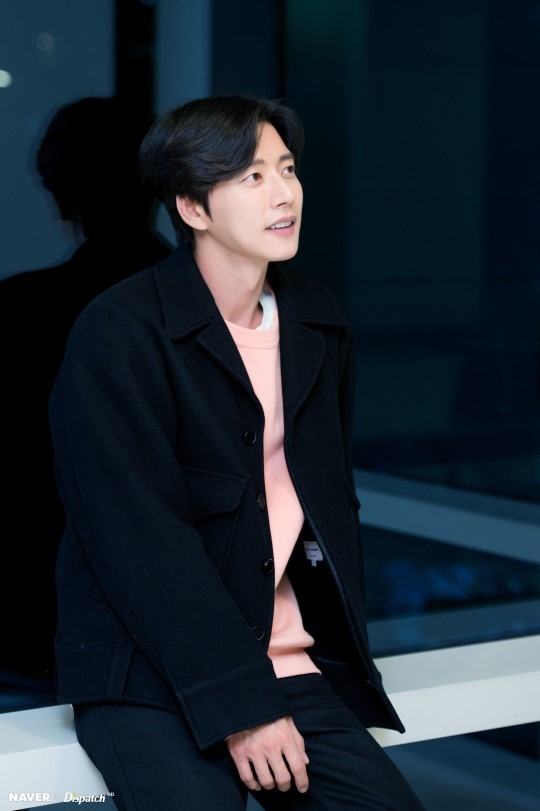Park Hae Jin và Seo Kang Joon cùng tung ảnh mới khiến fan mê mệt