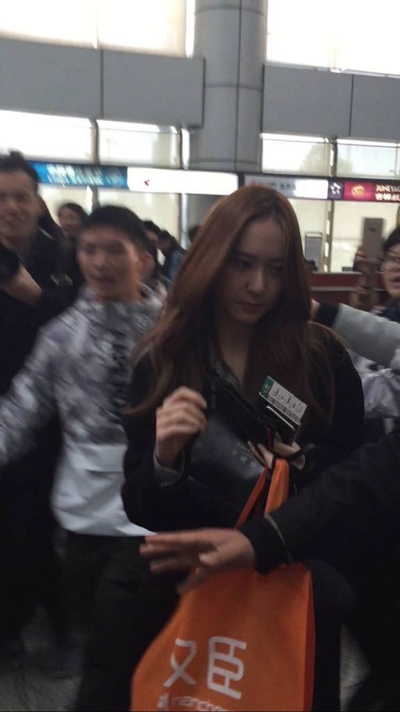 Krystal khiến fan 'tan chảy' vì hành động ngọt ngào ở sân bay