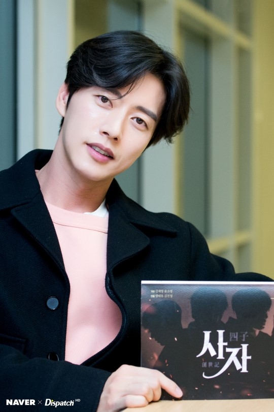Park Hae Jin và Seo Kang Joon cùng tung ảnh mới khiến fan mê mệt