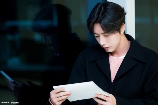 Park Hae Jin và Seo Kang Joon cùng tung ảnh mới khiến fan mê mệt