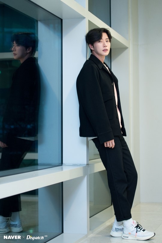 Park Hae Jin và Seo Kang Joon cùng tung ảnh mới khiến fan mê mệt