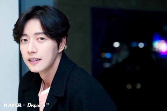 Park Hae Jin và Seo Kang Joon cùng tung ảnh mới khiến fan mê mệt