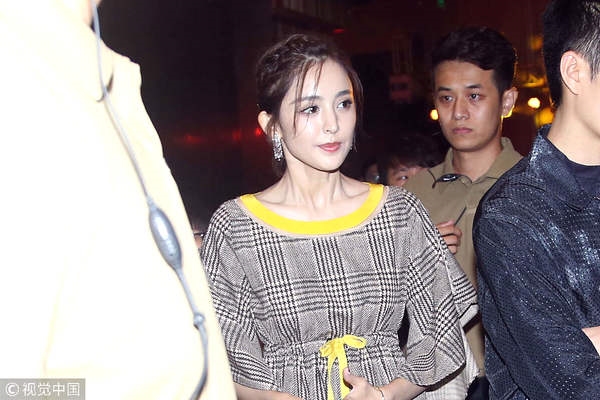 Cổ Lực Na Trát lại rạng rỡ như chưa từng là thảm họa thẩm mỹ
