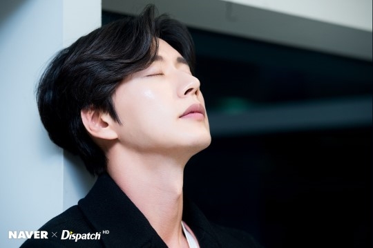 Park Hae Jin và Seo Kang Joon cùng tung ảnh mới khiến fan mê mệt