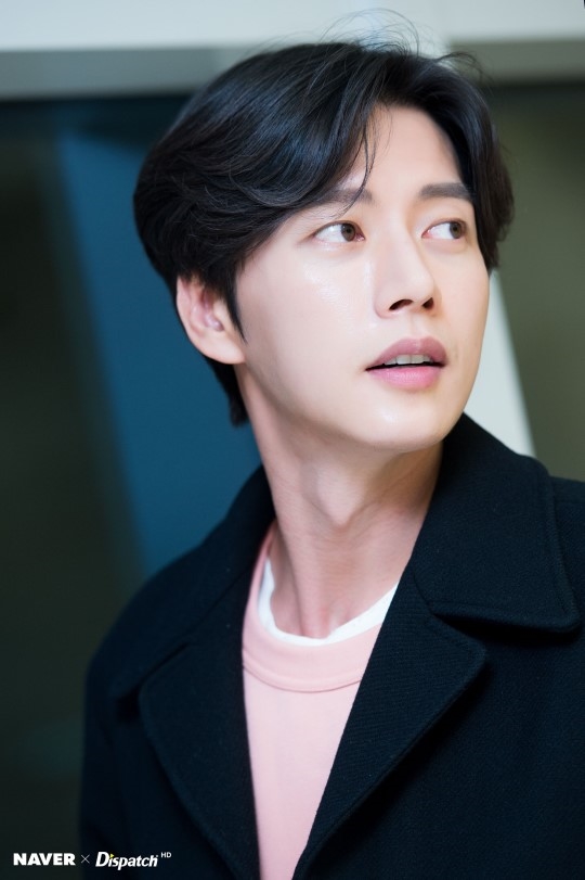 Park Hae Jin và Seo Kang Joon cùng tung ảnh mới khiến fan mê mệt