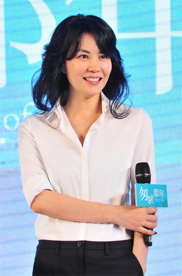 Mỹ nhân Hoa Ngữ ngồi mát ăn bát vàng trong các hoạt động thương mại