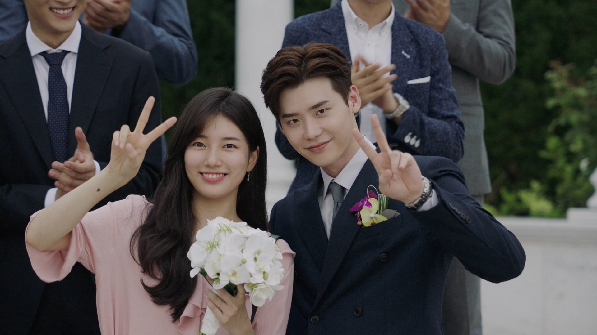 Lee Jong Suk đi ăn tối cùng Suzy khiến dân tình bấn loạn