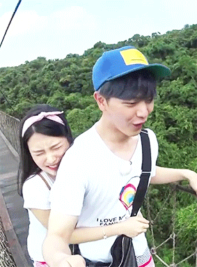 Những rumor hẹn hò đình đám đang được fan Kpop rỉ tai kể cho nhau nghe