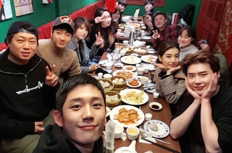 Lee Jong Suk đi ăn tối cùng Suzy khiến dân tình bấn loạn