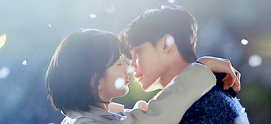 Lee Jong Suk đi ăn tối cùng Suzy khiến dân tình bấn loạn