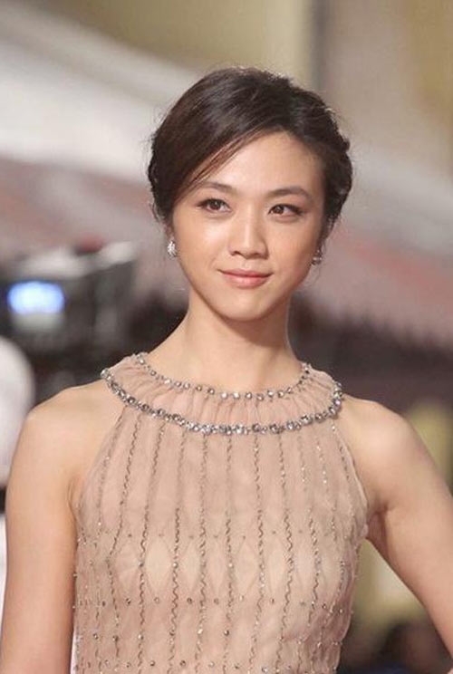 Mỹ nhân Hoa Ngữ ngồi mát ăn bát vàng trong các hoạt động thương mại