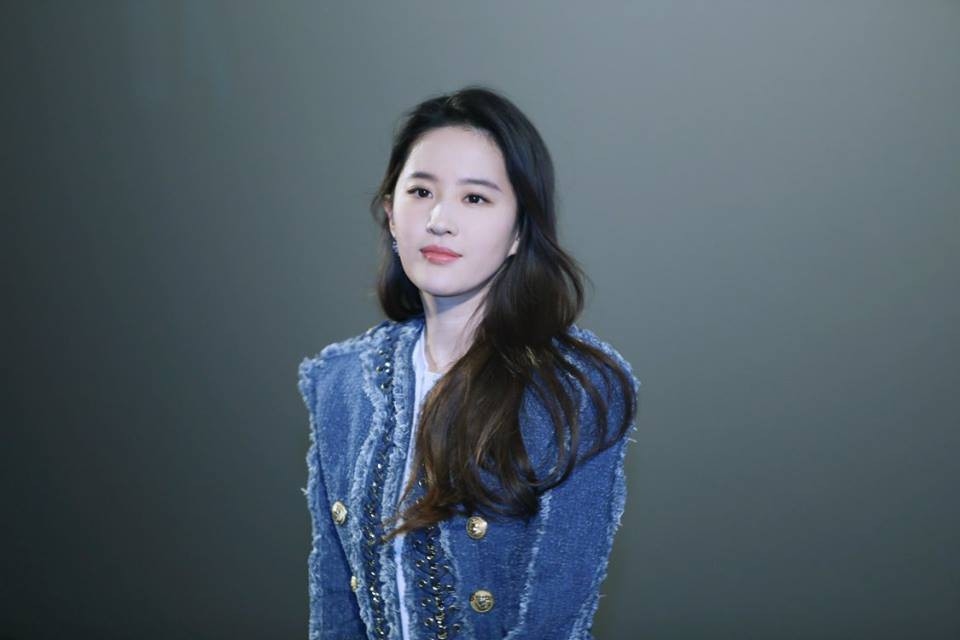 Vắng AngelaBaby Lưu Diệc Phi "ý tứ" ôm Huỳnh Hiểu Minh
