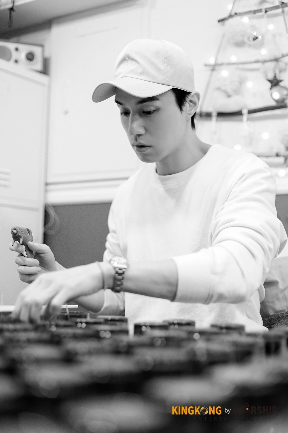 'Thần Chết' Lee Dong Wook tỉ mỉ làm nến thơm tặng fan dịp giáng sinh