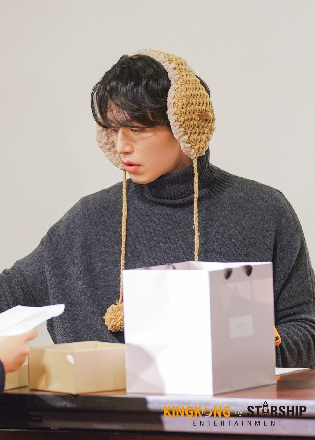 'Thần Chết' Lee Dong Wook tỉ mỉ làm nến thơm tặng fan dịp giáng sinh