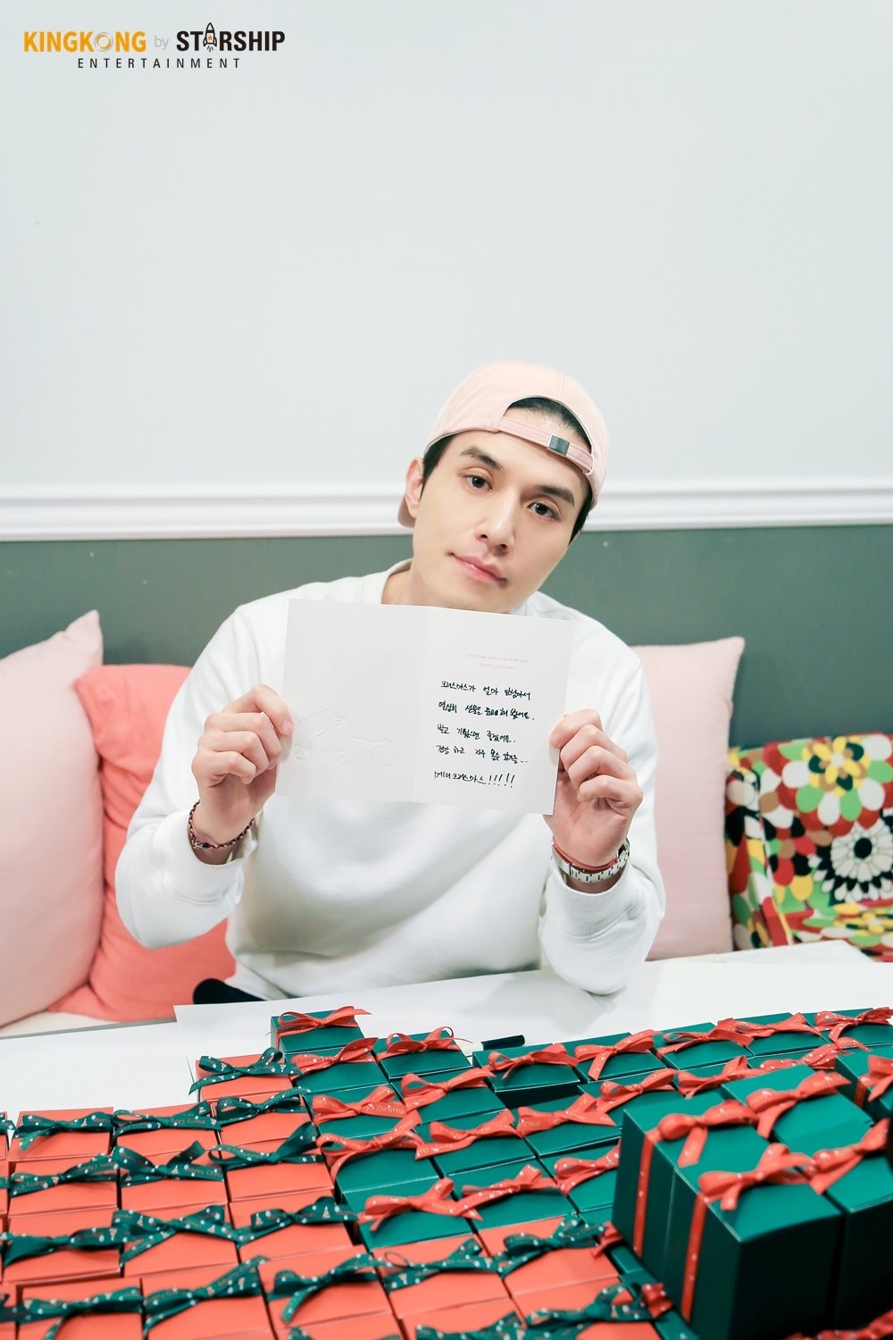 'Thần Chết' Lee Dong Wook tỉ mỉ làm nến thơm tặng fan dịp giáng sinh