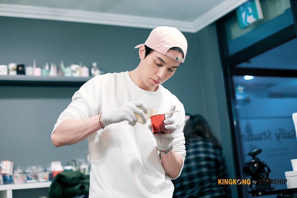 'Thần Chết' Lee Dong Wook tỉ mỉ làm nến thơm tặng fan dịp giáng sinh