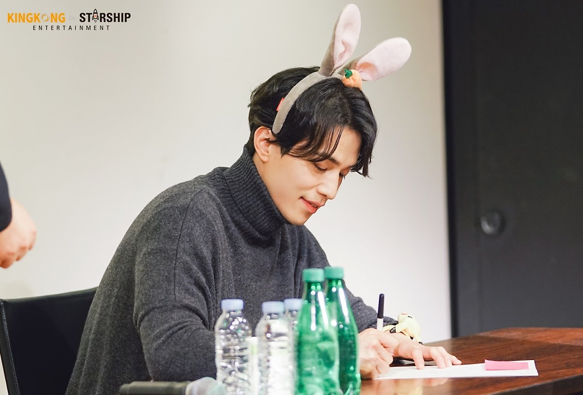 'Thần Chết' Lee Dong Wook tỉ mỉ làm nến thơm tặng fan dịp giáng sinh
