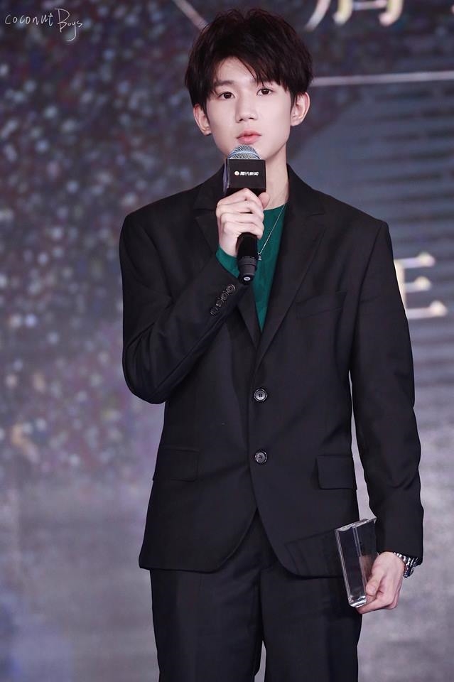 Vương Nguyên, Dương Mịch lúng túng nhường nhau trên sân khấu