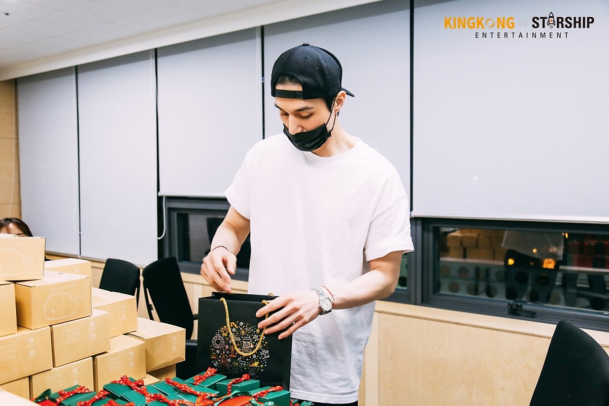 'Thần Chết' Lee Dong Wook tỉ mỉ làm nến thơm tặng fan dịp giáng sinh