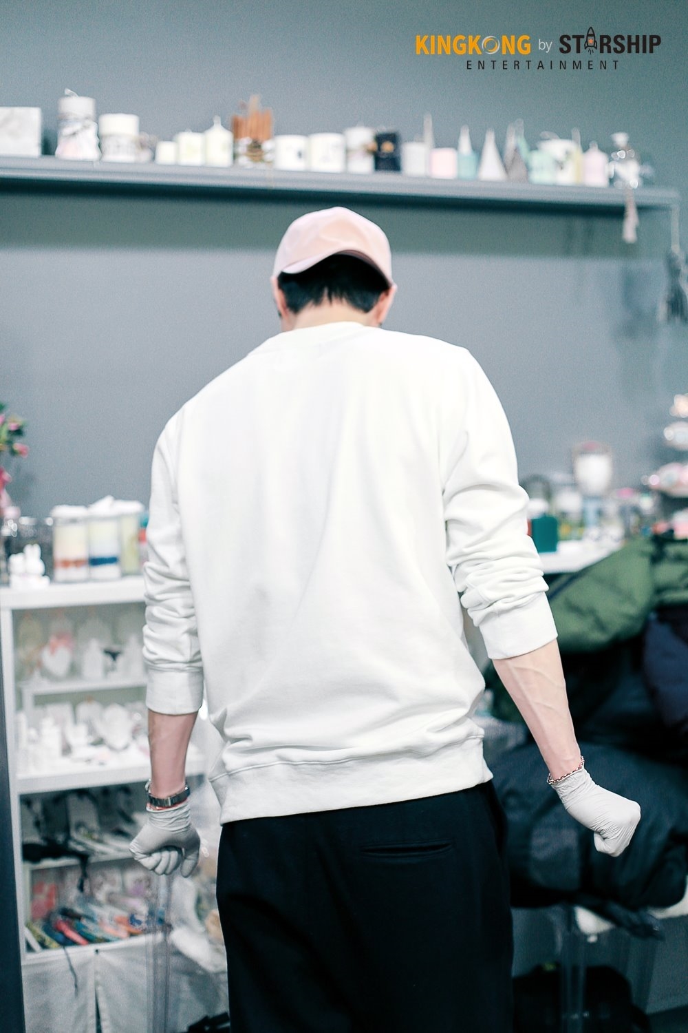 'Thần Chết' Lee Dong Wook tỉ mỉ làm nến thơm tặng fan dịp giáng sinh