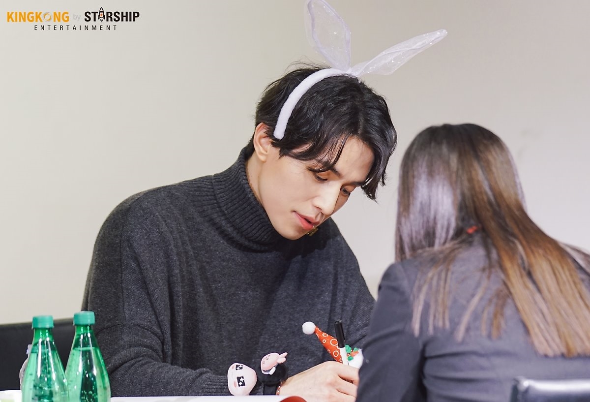 'Thần Chết' Lee Dong Wook tỉ mỉ làm nến thơm tặng fan dịp giáng sinh