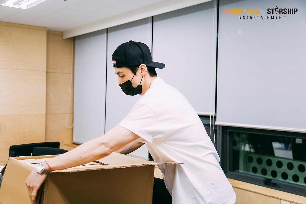 'Thần Chết' Lee Dong Wook tỉ mỉ làm nến thơm tặng fan dịp giáng sinh