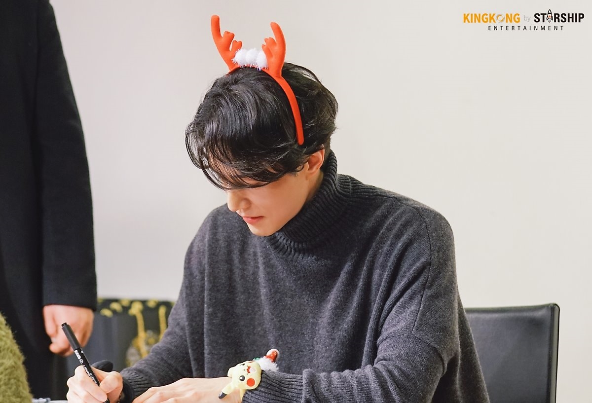 'Thần Chết' Lee Dong Wook tỉ mỉ làm nến thơm tặng fan dịp giáng sinh