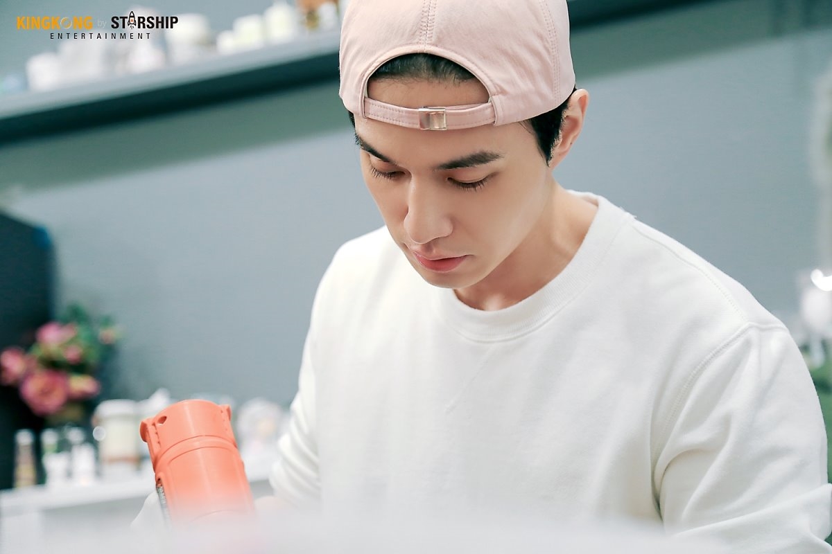 'Thần Chết' Lee Dong Wook tỉ mỉ làm nến thơm tặng fan dịp giáng sinh