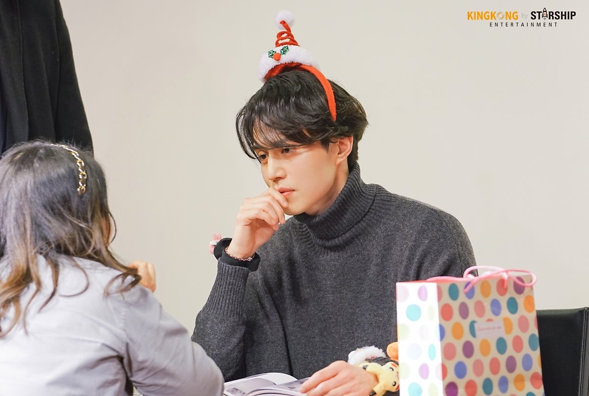 'Thần Chết' Lee Dong Wook tỉ mỉ làm nến thơm tặng fan dịp giáng sinh