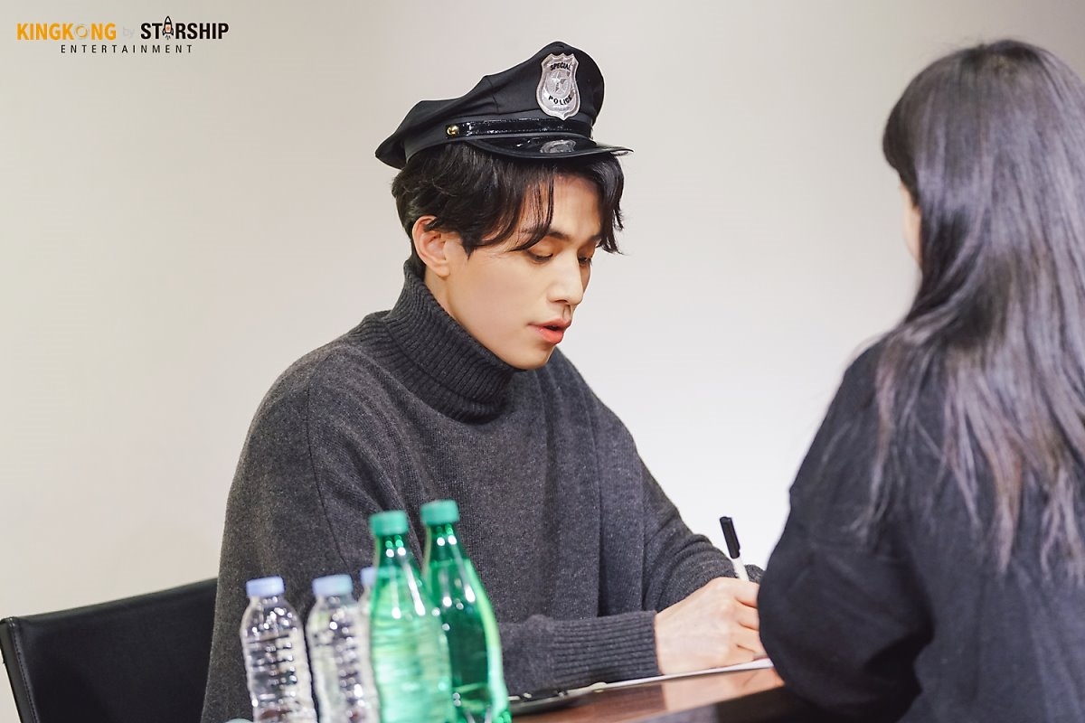 'Thần Chết' Lee Dong Wook tỉ mỉ làm nến thơm tặng fan dịp giáng sinh