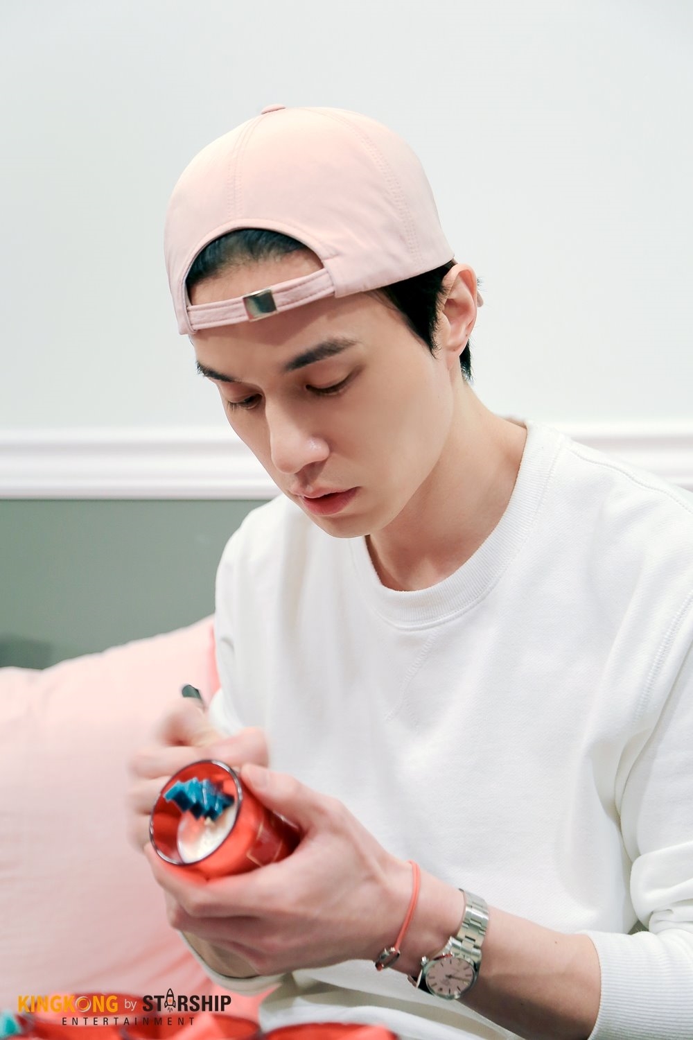 'Thần Chết' Lee Dong Wook tỉ mỉ làm nến thơm tặng fan dịp giáng sinh