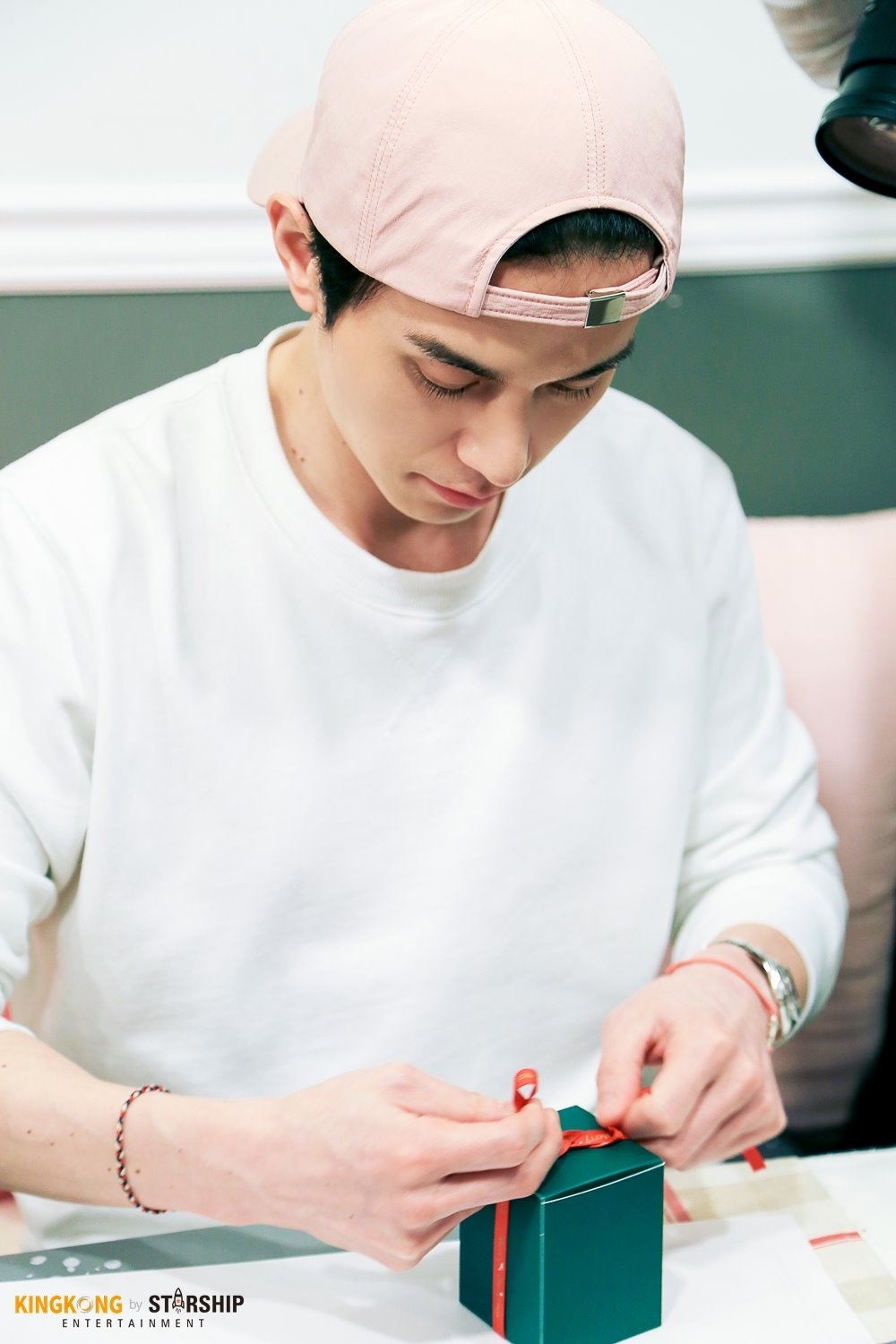 'Thần Chết' Lee Dong Wook tỉ mỉ làm nến thơm tặng fan dịp giáng sinh