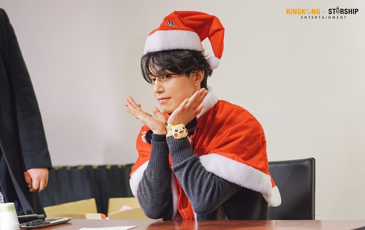 'Thần Chết' Lee Dong Wook tỉ mỉ làm nến thơm tặng fan dịp giáng sinh