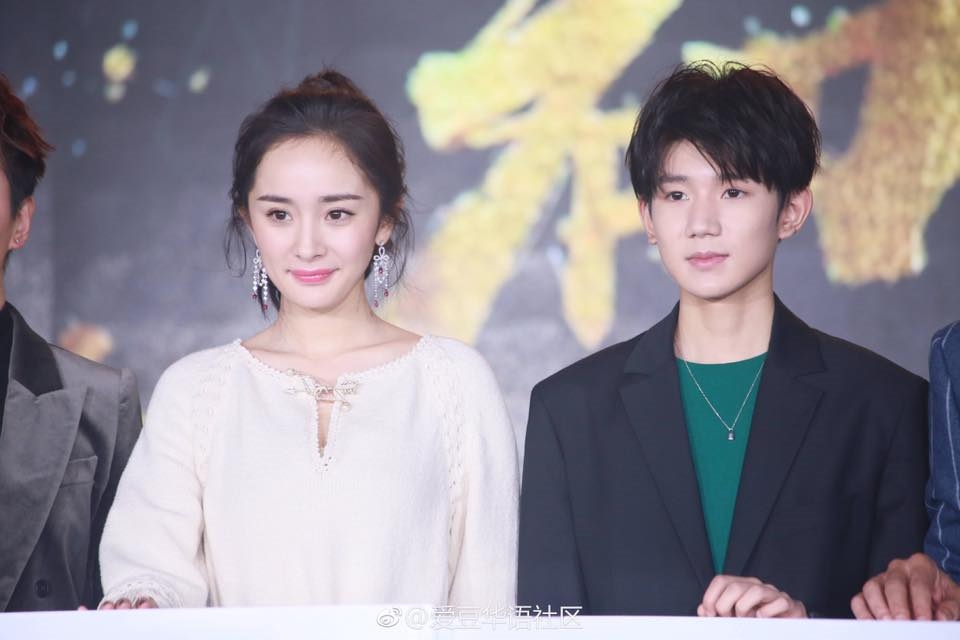 Vương Nguyên, Dương Mịch lúng túng nhường nhau trên sân khấu
