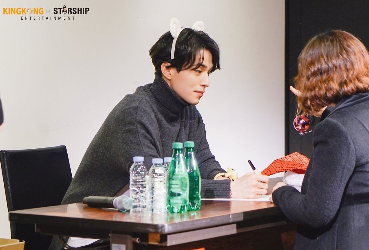 'Thần Chết' Lee Dong Wook tỉ mỉ làm nến thơm tặng fan dịp giáng sinh