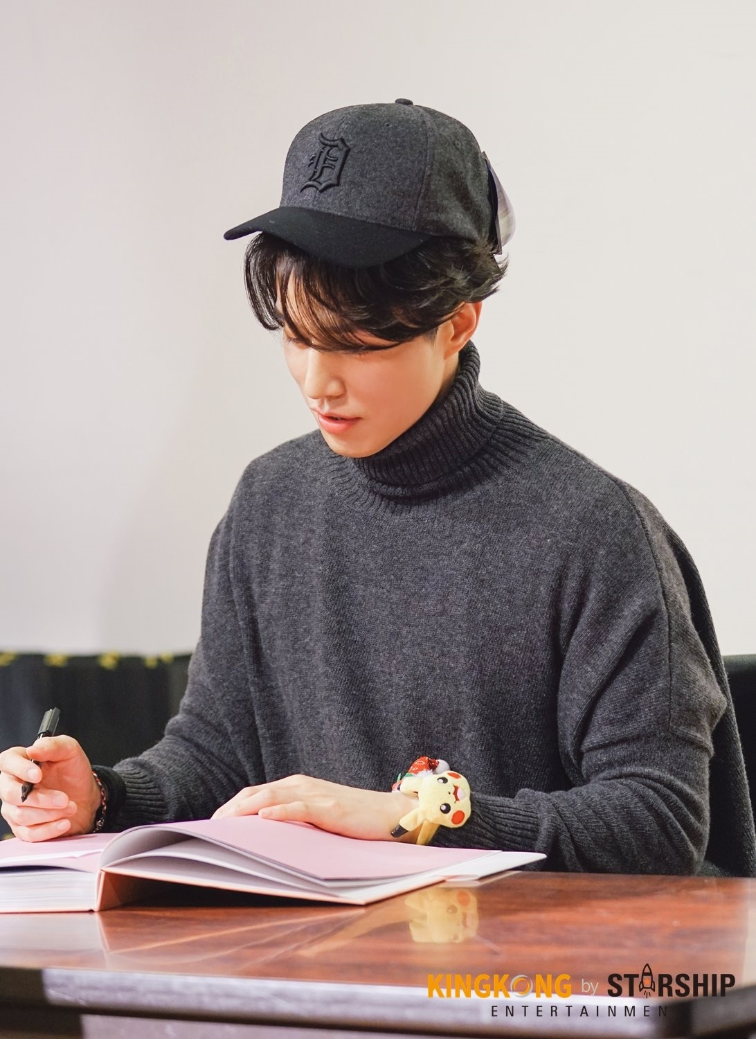 'Thần Chết' Lee Dong Wook tỉ mỉ làm nến thơm tặng fan dịp giáng sinh