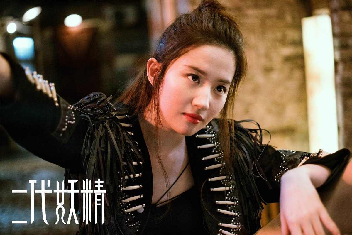Vắng AngelaBaby Lưu Diệc Phi "ý tứ" ôm Huỳnh Hiểu Minh