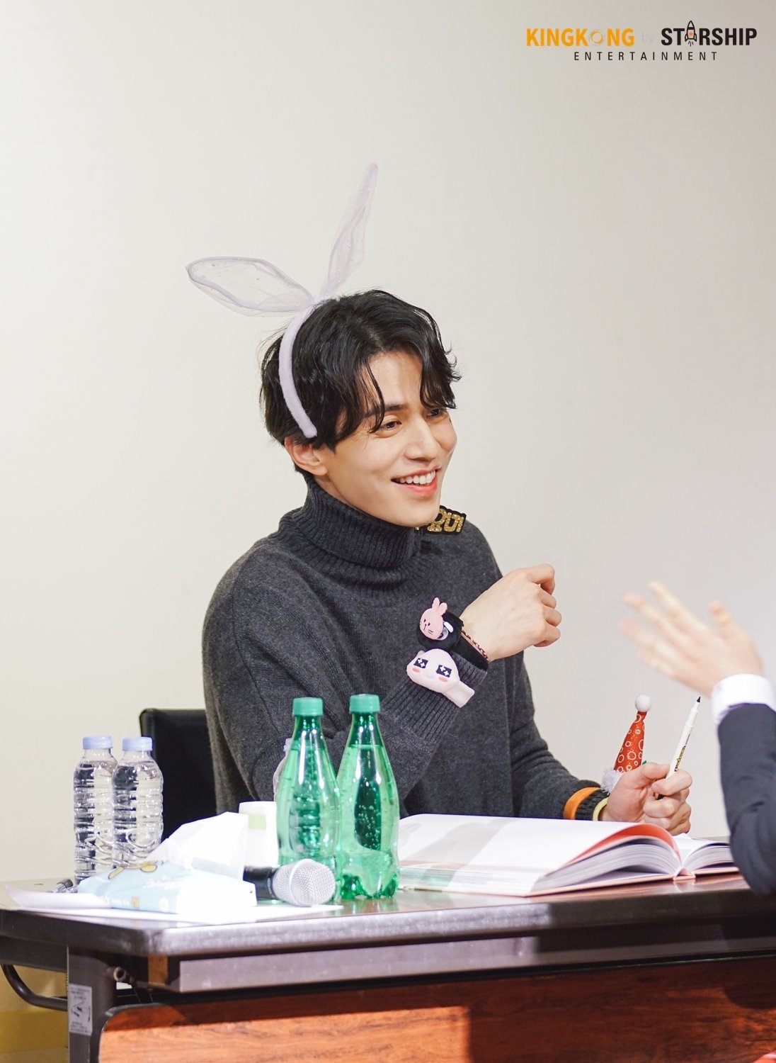 'Thần Chết' Lee Dong Wook tỉ mỉ làm nến thơm tặng fan dịp giáng sinh