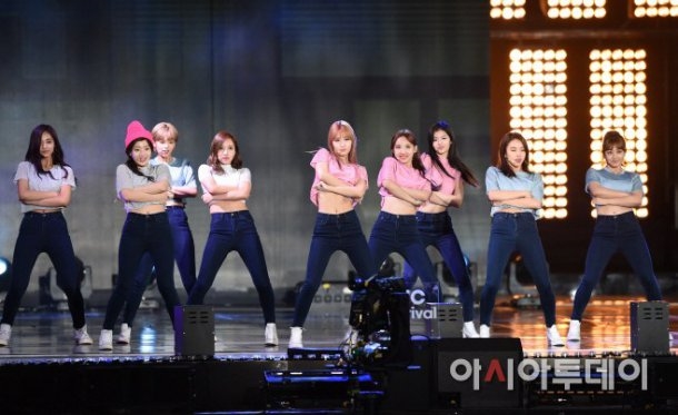 BTS, TWICE, G-Friend trình diễn Sorry Sorry, đâu là nhóm xuất sắc nhất