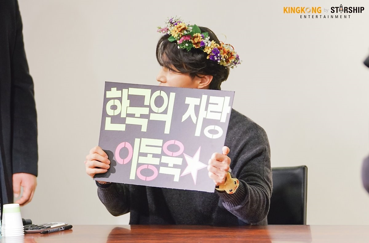 'Thần Chết' Lee Dong Wook tỉ mỉ làm nến thơm tặng fan dịp giáng sinh
